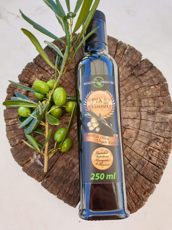 mortero machacando hierbas medicinales